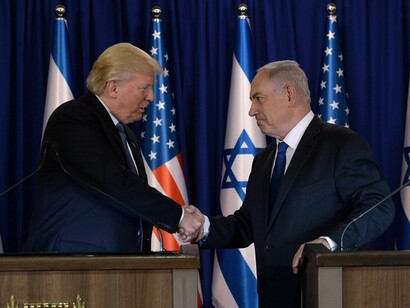 Benjamin Netanyahu e Donald Trump durante encontro no hotel King David, em Jerusalém. A transição de um mundo unipolar para um mundo multipolar não é em si boa ou má. A verdadeira alternativa é ampliar os espaços da diferença e da inutilidade como valores civilizatórios: a diferença como diversidade, a inutilidade como utilidade-outra. A verdadeira alternativa reside em valorizar o valor da vida, valor que só pode ser respeitado vivendo e deixando viver