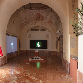 Miguel Benlloch, Bajar la voz, vista de exhibición. Cortesía del Centro Andaluz de Arte Contemporáneo