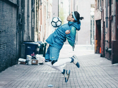Calciatore. Oggi tutti i calciatori, tutti i ruoli, dal terzino alla punta, passando attraverso mezze ali e rifinitori, tentano il tiro di giro
