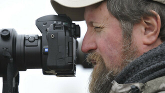 Fotógrafo atrás de sua câmera. É incrível como as imagens nos ajudam a construir nossa identidade e a apreciar a jornada da vida e arrisco dizer que se não existisse a fotografia, a única maneira de guardar um momento vivido seria através das lembranças. Só que as lembranças se perdem, e esses registros capturam momentos, emoções intensas e pessoas queridas de uma forma tangível