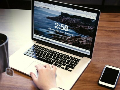 Computador e celular, sempre conectados à internet. As tecnologias reinantes dos nossos civilizados dias converteu o contexto da criação narrativa