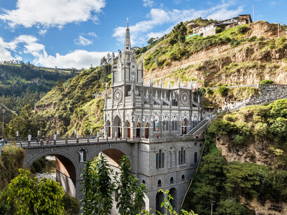 Somos creadores de realidades en todos los ámbitos de nuestras vidas, desde lo más profundo del corazón hasta lo más liviano del exterior; podemos actuar para definir cómo queremos ser, vivir y proyectar. Ahora es el momento propicio para ejercer nuestro poder para actuar con voluntad. Santuario de Las Lajas, Ipiales, Colombia