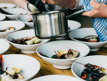 Cozinheiros preparam mesa de pratos. O serviço é a hora que o restaurante está aberto ao público para servir as refeições, que é o que mais aparece retratado nos filmes e séries, momento de maior pressão e muita correria