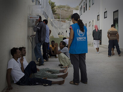 Centro di prima accoglienza dei migranti, Lampedusa, Italia. Vengono fotografati, identificati (se possibile) e, dopo qualche giorno di riposo, vengono inviati, in aereo, traghetto o aliscafo in uno dei centri dell'Italia continentale, dove attendono l'iter delle richieste di documenti e asilo