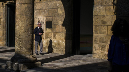 Eusebio Leal Spengler caminando en La Habana Vieja