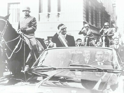 Salvador Allende wird Präsident von Chile, in seiner Wagenkolonne mit General Pinochet auf dem Pferd, 1970, Chile