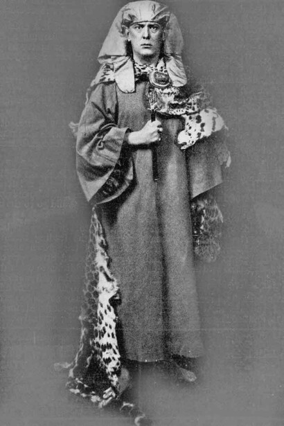 Aleister Crowley vestito gli abiti della Golden Dawn