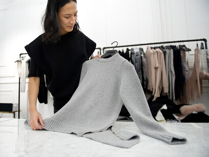 Alexander Wang contempla sus creaciones