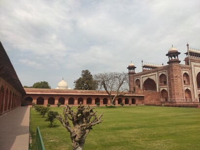 Las grietas del paraíso marmóreo, al haber superpuesto el orgullo de Babel y el amor poseído  del Taj Mahal empezaban a ceder para comulgar con la disolución hacia otras capas más informes del agua primordial