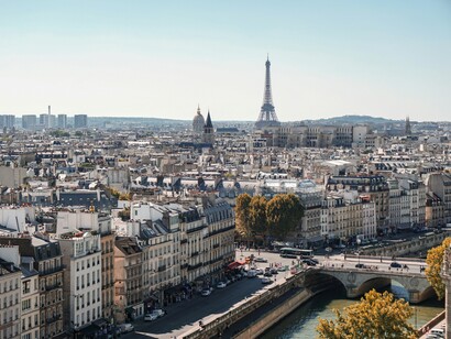 Nel corso dei secoli da questa visione sono emerse istituzioni fondamentali come i diritti umani, la democrazia moderna e il principio di uguaglianza. Parigi, Francia