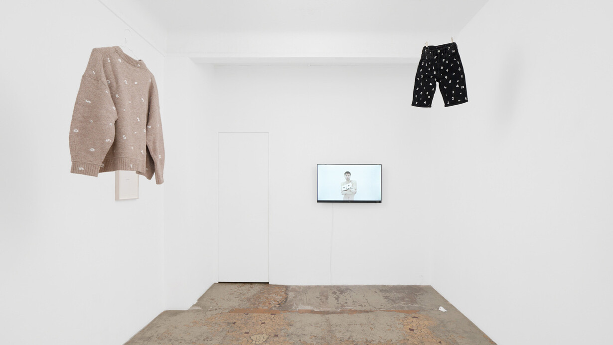 Stéphanie Saadé, Ce qui me fait penser à vous, ce qui vous fait penser à moi, vue d'exposition. Avec l'aimable autorisation de la Galerie Anne Barrault. Photo d'Aurélien Mole