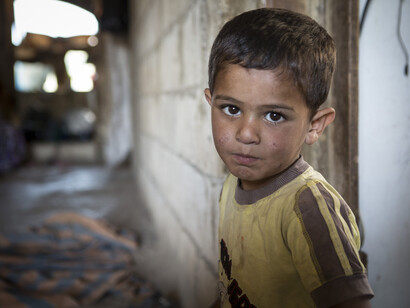 Llueve, llueve, llueve por los campos de refugiados sirios que llaman a nuestra insolidaria puerta, en la cercana y remota Turquía