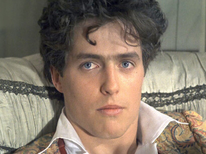 El famoso actor británico Hugh Grant en 'Remando al viento' (1988)