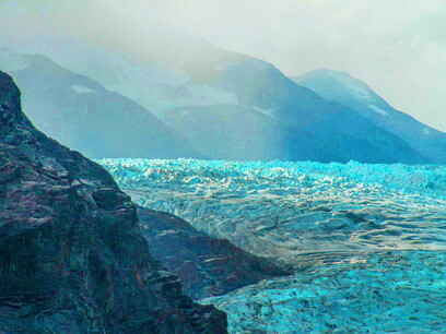 Actividades como la minería, si no cuentan con controles adecuados, pueden generar impactos irreversibles en estos ecosistemas. Vista del glaciar Grey. Parque Nacional Torres del Paine, Chile