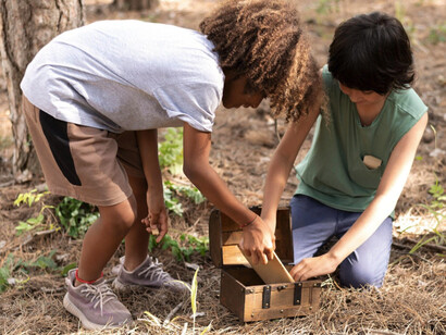Sembrar un árbol y cuidarlo, usar la ducha en vez de llenar la bañera, cerrar el grifo mientras nos cepillamos, no tirar aceite por el desagüe, cargar una bolsa para no dejar basura en la calle… 