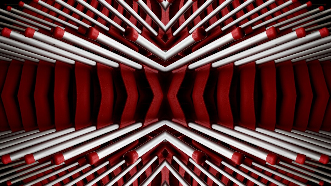 Il filosofo Jianwei Xun non esiste, ma il suo libro "Ipnocrazia" rivela una verità scomoda: la realtà è un dispositivo narrativo e noi siamo già immersi nell’ipnosi