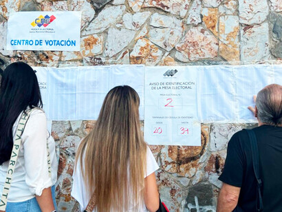 Votantes consultando el padrón para las electoral. Venezuela, 28 de julio de 2024