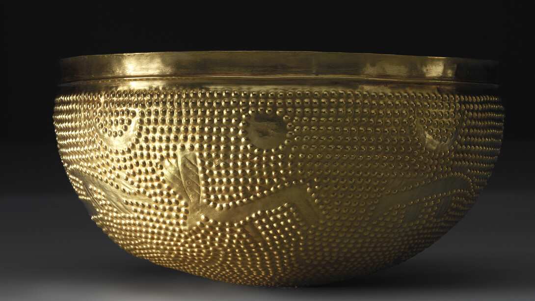 Sotto dischi solari e falci lunari pascolano serenamente dei cervi. La pesante coppa d’oro massiccio mostra a un tempo cielo e terra. È stata sepolta da una comunità contadina, probabilmente come offerta agli dei per garantire la fertilità nel suolo e nella stalla. Coppa, oro. 1100 a.C. circa. Zurigo-Altstetten. Canton Zurigo. © Museo nazionale svizzero