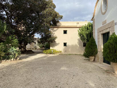 Torre Juana forma parte de un conjunto histórico y defensivo disperso por una gran zona agrícola y de viñedos que se extendía en el pasado por los términos municipales de Alicante, Sant Joan y Mutxamel