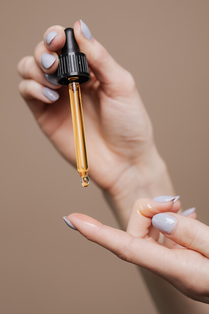 Common antioxidants include vitamin C, vitamin E, and ferulic acid