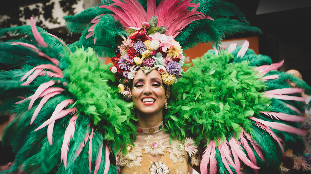 Mujer con un disfraz típico de las fiesta de Carnaval