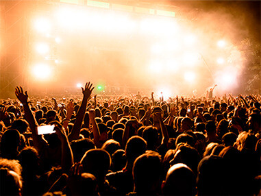 Show. O publicou encheu a sala do novo centro cultural e ela fez mais do que um concerto
