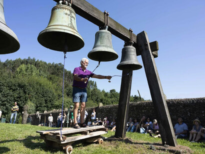 Desde hace siglos, las campanas, como voz de las comunidades, han anunciado las horas, convocado a la oración, anunciado fiestas y funerales y advertido sobre peligros. Reunión de campaneros en San Bartolomé de Vierna, Meruelo, León, España