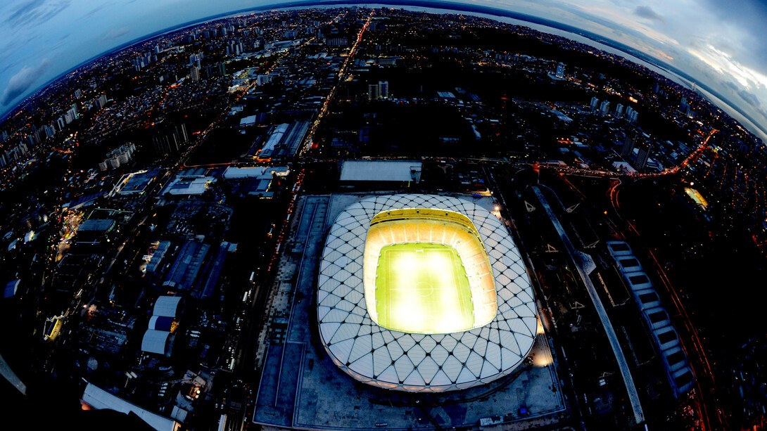 Olho de peixe. Arena Amazônia, com suas luzes, reina absoluta sobre a paisagem noturna de Manaus. Fotografia Chico Batata