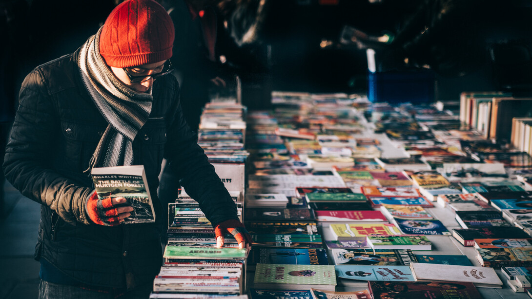 Un curioso lector se pasea por una librería de Barcelona en Cataluña, España
