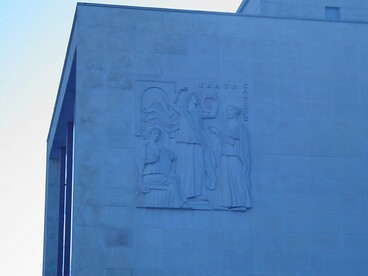 Clio, Erato e Calíope em obra de arte em alto relevo na Universidade de Lisboa