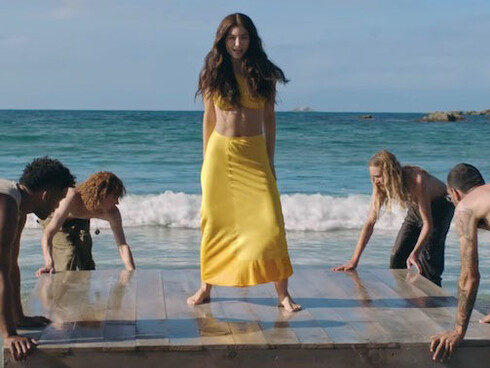 Ella é o nome de batismo da cantora e Lorde o nome artístico, o que confere a noção de entidade musicista