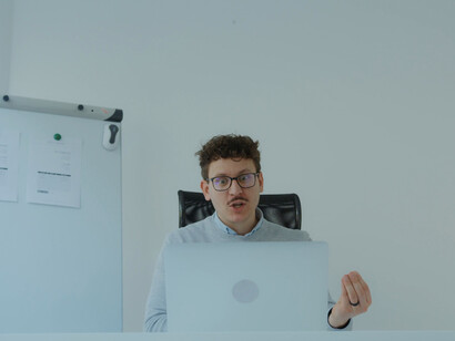 As stress mounts, this tired worker embodies the growing challenge of resenteeism in today’s corporate culture