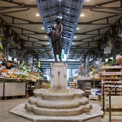 Fontana della portatrice di frutta nel Mercato coperto di Modena, foto di Fabrizio Zucchi