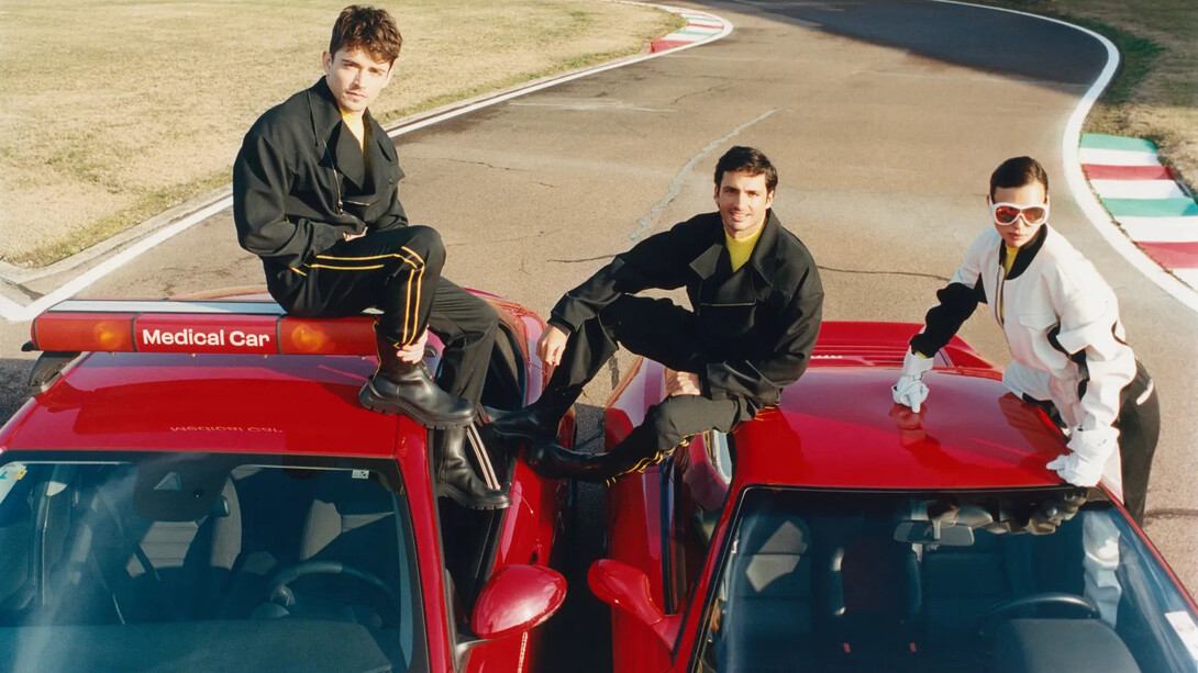 Os pilotos Carlos Sainz e Charles Leclerc vestem terno técnico de lã com fita de gorgorão, suéter de manga longa e botas de couro; Irina Shayk, com terno napa emborrachado, luvas e óculos de couro para a FERRARI, fotografado por Theo Liu. Descubra como a Fórmula 1 se tornou um fenômeno de popularidade e negócios além das corridas, atraindo marcas de luxo e celebridades