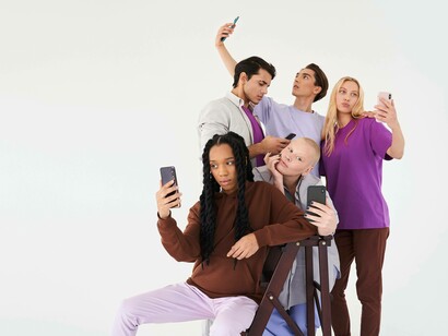 Gruppo di ragazzi fissi sullo smartphone: "...non riesco però a non far notare come l’immagine della (nostra) società, del tutto sbilanciata sull’apparenza... sia nettamente inferiore, per non scrivere che non ci può essere paragone, a quella di chi aveva tutt’altro rapporto con la realtà"