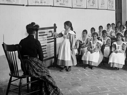 Rosario López pertenece a una estirpe que se desvanece. No es clienta asidua; aparece cuando quiere y puede, como se debe visitar un lugar: por deseo y por impulso.  Mujeres luchadoras, dónde pueden y cómo pueden. Aquí en la Revolución mexicana, México