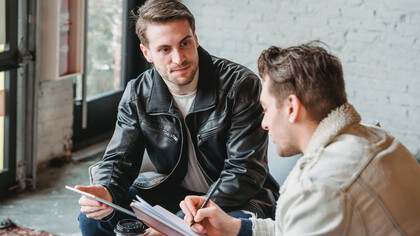 Sócios se juntam para conversar sobre o andamento dos negócios