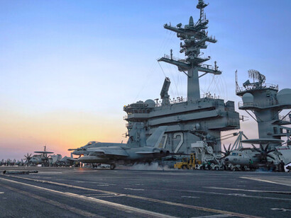 En medio de este torbellino, Europa, que bien podría morigerar la desmesura de la actual administración norteamericana, no parece optar sino por el silencio o la sonrisa cómplice propia de aquel que, al callar, otorga. El USS Abraham Lincoln presta apoyo a la Operación Epic Fury