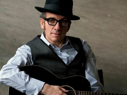 Elvis Costello alla chitarra