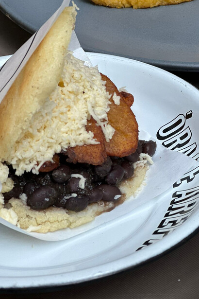 Un plato de arepas, parte central del menú de Órale Arepa