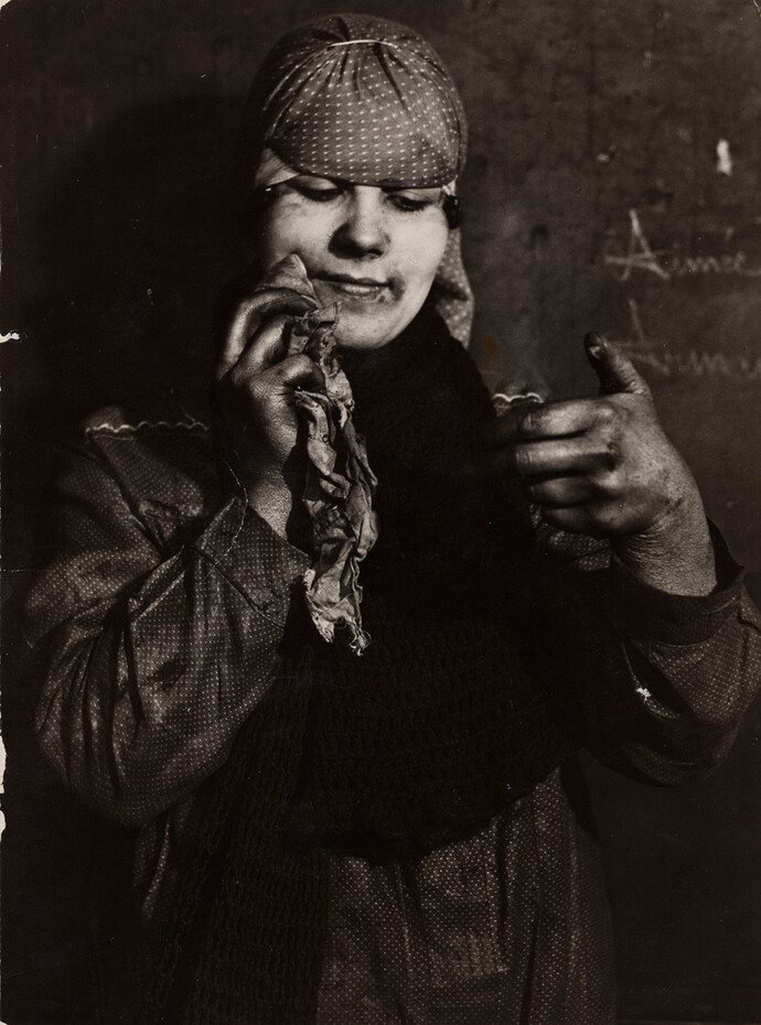 François Kollar, Mineurs. La trieuse reste coquette. Lens, Pas-de-Calais. Société des mines de Lens 1931-1934, Reproduction d'après négatif original sur plaque de verre, 13 x 18 cm. Bibliothèque Forney. Ville de Paris. © François Kollar / Bibliothèque Forney / Roger-Viollet