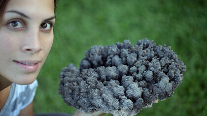 Karen con bioespeleotema muerta