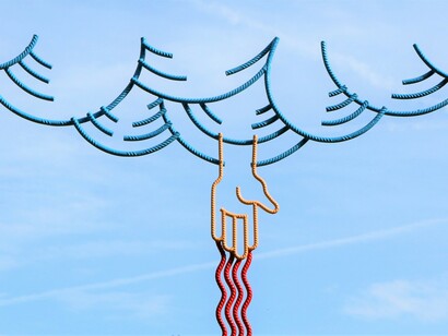 Konstantin Benkovich, the Right Hand of God, steel rebar and paint, height: 370 cm, width: 200 cm, Napoleon Garden, Holland Park, London. Courtesy: KCAW Festival