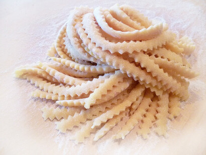 Spoja lorda, una pasta fatta in casa che consiste in piccoli quadretti 