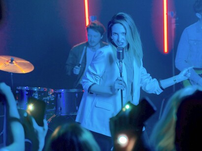 Cantora faz show em bar