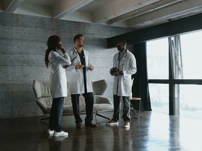 Dottori si consultano per la diagnosi. Processi decisionali MMG: Euristiche e pensiero rapido nella diagnosi