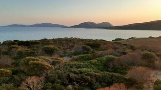 Paesaggio al tramonto dell'isola di Asinara, tra la Corsica e la Sardegna, Italia