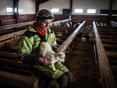 Giovane allevatore nella sua stalla