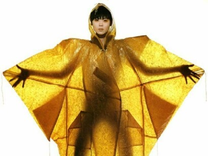 Un impermeabile di Issey Miyake