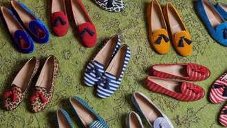 Charles Philip Pozzi realizza slippers utilizzando i tessuti a righe delle camicie italiane 